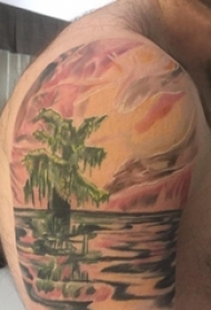 男生手臂上彩绘渐变抽象线条树和山水风景纹身图片