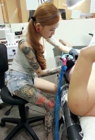 马来西亚性感的美女纹身师腿部彩绘纹身图案