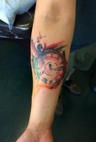 男生手臂上彩绘渐变几何抽象线条时钟纹身图片