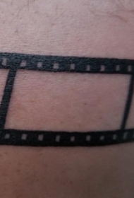 男生小腿上黑色几何简单线条胶片纹身图片