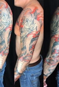 男生手臂上彩绘水彩素描霸气经典龙图腾花臂纹身图片