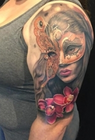 女生手臂上彩绘植物花朵和面具人物肖像纹身图片