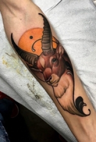 男生手臂上彩绘水彩素描创意动物羊纹身图片