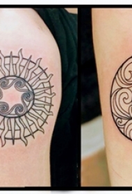 女生手臂上黑色几何抽象线条太阳和月亮纹身图片