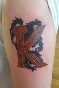 手臂字母纹身 男生手臂彩色的字母纹身图片