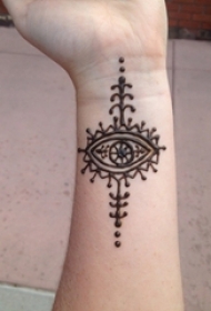 女生手腕上黑色线条创意文艺上帝之眼纹身图片