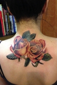 女生后背上彩绘渐变简单线条植物花朵纹身图片