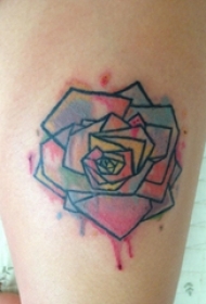 女生大腿上彩绘泼墨简单线条植物几何花朵纹身图片