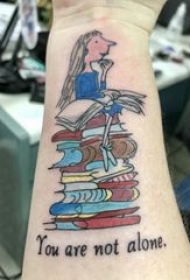 纹身书籍 男生手臂上卡通人物和书籍纹身图片