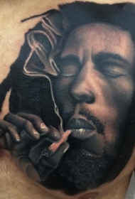 男生胸部黑色点刺人物肖像和烟雾纹身图片