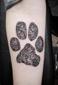 女生手臂上黑色线条素描蕾丝元素可爱狗爪纹身图片