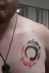 太极阴阳鱼纹身 男生胸部彩色的太极阴阳鱼纹身图片