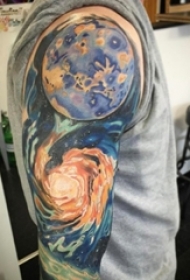 男生手臂上彩绘水彩泼墨创意星球纹身图片