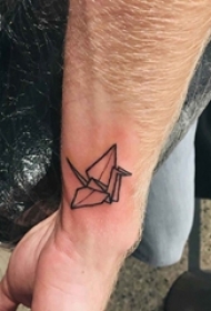 男生手腕上黑色几何简单线条千纸鹤纹身图片