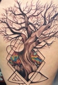 女生大腿上黑灰素描点刺技巧创意生命树纹身图片