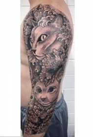男生手臂上黑灰素描点刺技巧创意猫咪花朵花臂纹身图片
