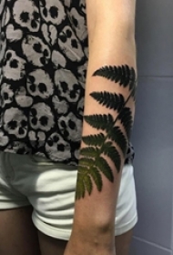 女生手臂上彩绘渐变植物素材叶子纹身图片