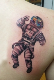 宇航员纹身图案 男生后肩上彩色的宇航员纹身图片