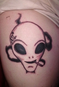 女生大腿上黑色点刺几何线条外星人纹身图片
