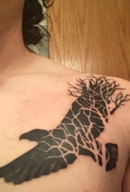 男生肩部黑色简单抽象线条树枝和小动物老鹰纹身图片