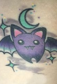 纹身卡通 男生大臂上彩色的卡通蝙蝠纹身图片