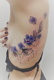 女生侧腰上彩绘渐变简单线条小清新植物花朵纹身图片