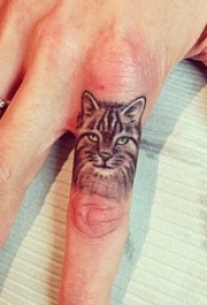 女生手指上黑色素描点刺技巧超写实3d猫咪纹身图片