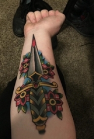 彩绘纹身 女生手臂上花朵和匕首纹身图片