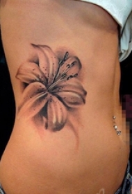 女生侧腰上黑灰点刺植物素材百合花纹身图片