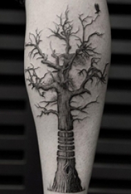 男生小腿上黑灰点刺技巧植物素材生命树纹身图片