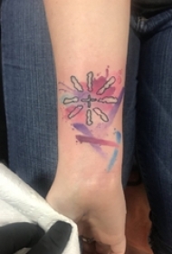 女生手臂上彩绘渐变简单线条创意符号纹身图片