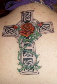 背部十字架玫瑰藤蔓彩色纹身图案