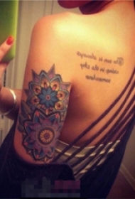 女生手臂上彩绘水彩创意梵花花纹纹身图片