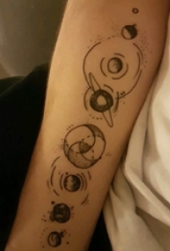 男生手臂上黑色线条素描文艺星球元素纹身图片