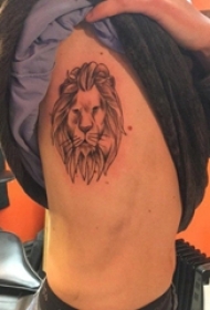 狮子王纹身 男生侧腰上黑色的狮子纹身图片