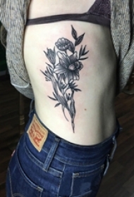 女生侧腰上黑色点刺简单线条植物叶子和花朵纹身图片