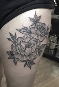 文艺花朵纹身女生大腿上黑色的文艺花朵纹身图片