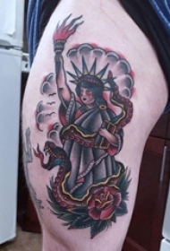 纹身自由女神 大腿上彩色传统纹身自由女神和蛇花纹身图案大全