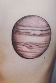 几何元素纹身 男生侧腰上黑灰的星球纹身图片