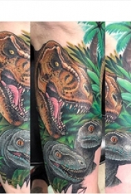 男生手臂上彩绘渐变简单线条植物和动物恐龙纹身图片