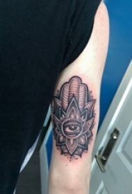 黑灰纹身 男生手臂上黑灰纹身法蒂玛之手纹身图片