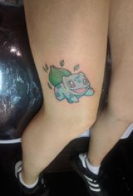 神奇宝贝纹身 女生大腿上彩色的神奇宝贝纹身图片
