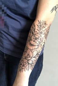 女生手臂上黑灰色线条花团纹身图片