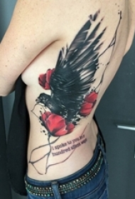 女生侧腰上彩绘文艺花朵和小动物鸟纹身图片