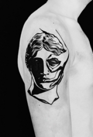 人物肖像纹身 男生大臂上创意的人物肖像纹身图片
