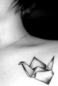 女生肩部黑灰点刺几何线条折纸千纸鹤纹身图片