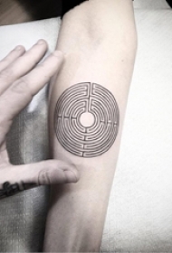 女生手臂上黑色线条创意几何元素圆形纹身图片