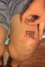 男生大腿上黑色简单线条创意英文纹身图片