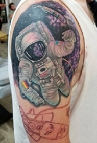男生手臂上彩绘简单线条创意人物宇航员纹身图片