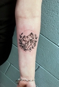 女生手臂上黑灰素描点刺技巧创意山峰花朵纹身图片